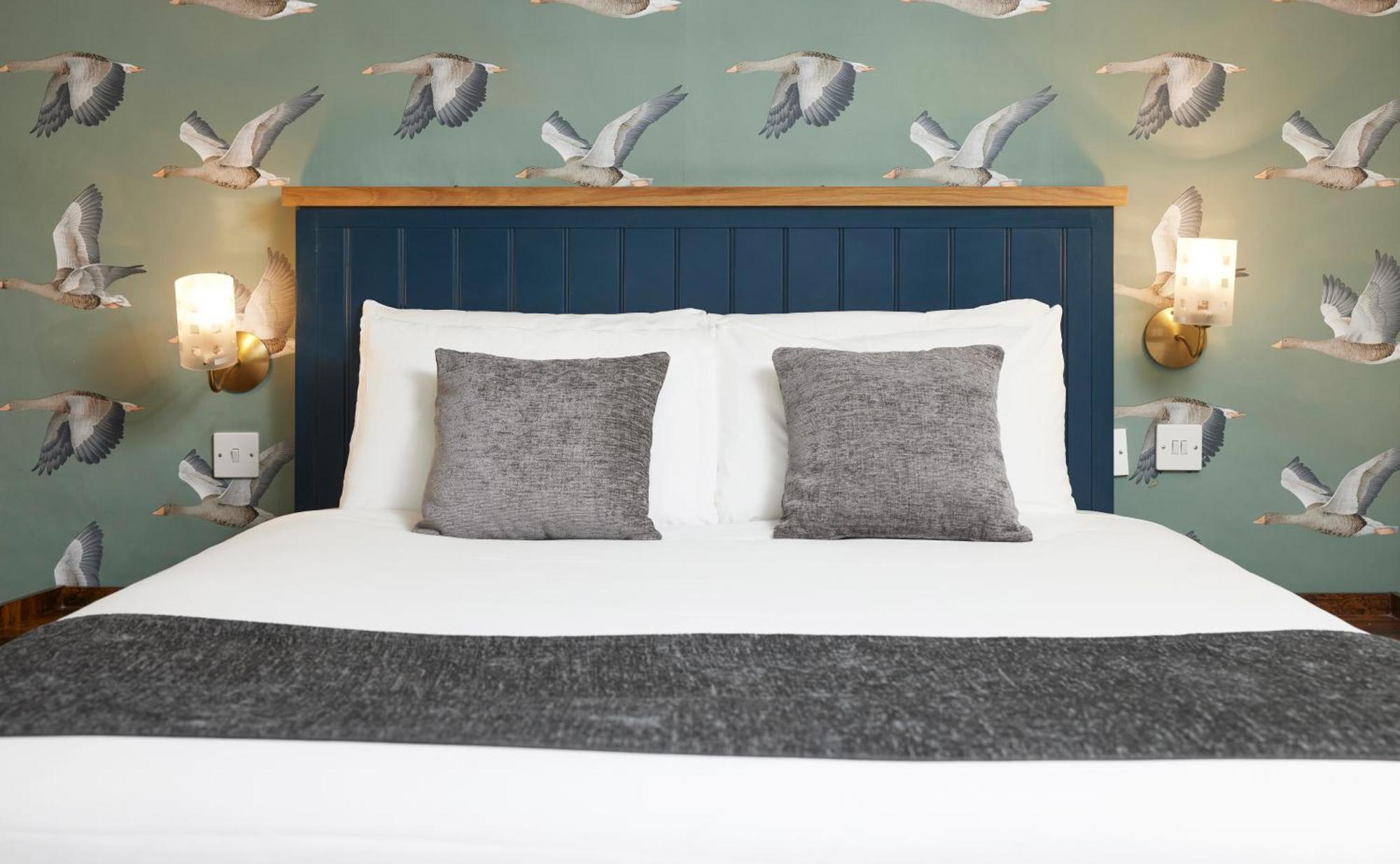 Bull Hotel By Greene King Inns Лонг Мелфорд Екстериор снимка